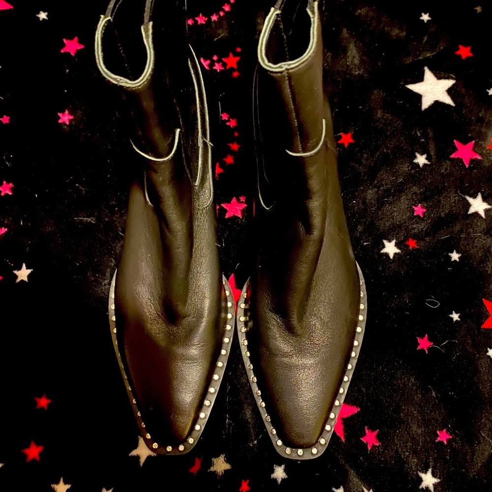 Beautiful ladies boots size 9